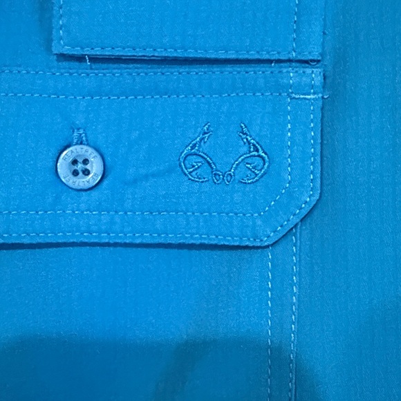 Realtree Men's Blue Button-Down Shirt Size S - Picture 3 of 11